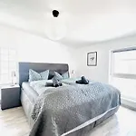 Apartmenthaus Am Dom - Zentrum & Ruhige Lage, Perfekt Fuer Business Trip, Auch Fuer Familie, Viel Platz Mit Kueche Ξενοδοχείο με διαμερίσματα 3*