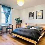 Apartmenthaus Am Dom - Zentrum & Ruhige Lage, Perfekt Fuer Business Trip, Auch Fuer Familie, Viel Platz Mit Kueche Ξενοδοχείο με διαμερίσματα