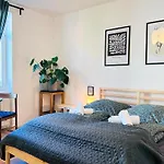 Apartmenthaus Am Dom - Zentrum & Ruhige Lage, Perfekt Fuer Business Trip, Auch Fuer Familie, Viel Platz Mit Kueche Ξενοδοχείο με διαμερίσματα