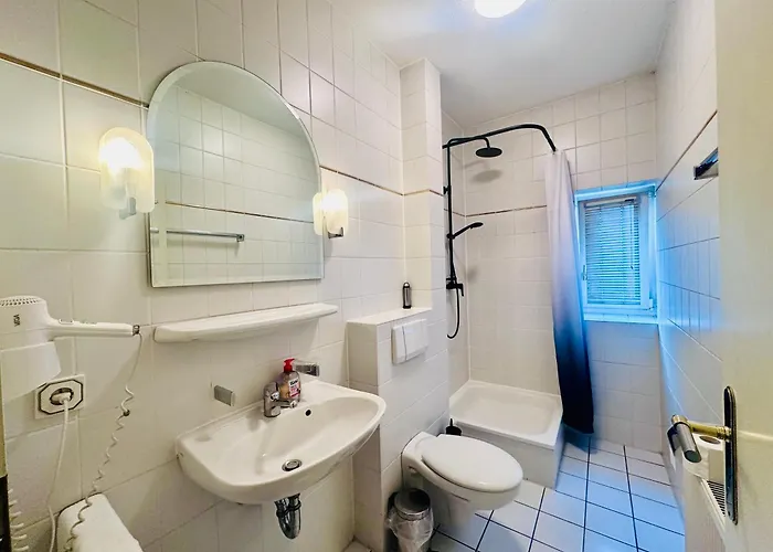 Apartmenthaus Am Dom - Zentrum & Ruhige Lage, Perfekt Fuer Business Trip, Auch Fuer Familie, Viel Platz Mit Kueche 3* ハレ